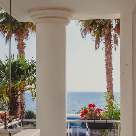 Апартаменты Beachfront Sion B *